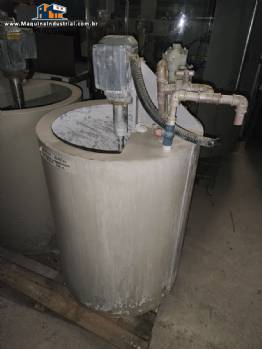 Tanque em polmero com eixoem inox e com bomba diafragma